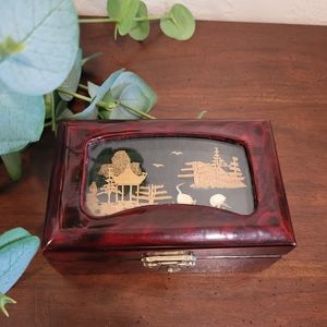 Lacquered Chinese trinket box